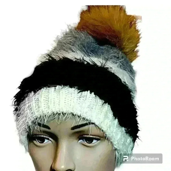 Charlotte Russe Accessories - Charlotte Russe winter hat with pom-pom